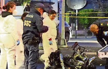 Biker queda tendido y su moto hecha cenizas, en División del Norte