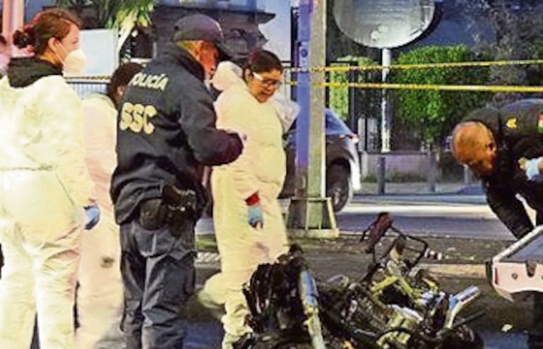 Biker queda tendido y su moto hecha cenizas, en División del Norte