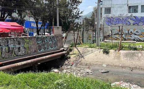 Hallan cadáver atrapado entre basura y tubos de drenaje en la Gustavo A Madero