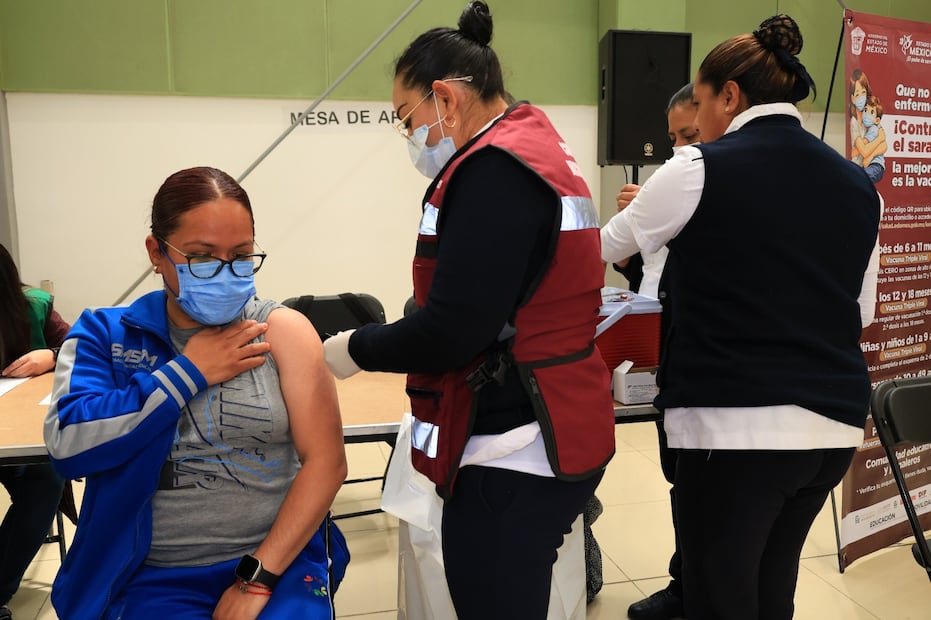 Foto: Especiales (Vacunas contra el sarampión en el Sindicato de Maestros al Servicio del Estado de México)