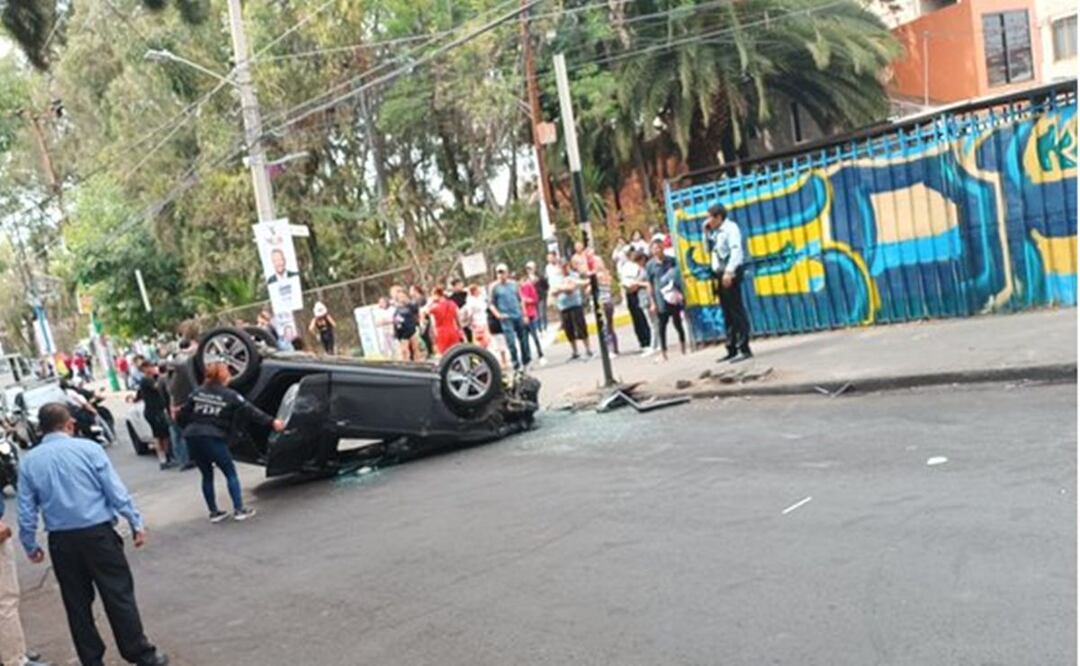 Delincuentes balearon a policías, intentaron huir y su auto se volcó en Iztapalapa 