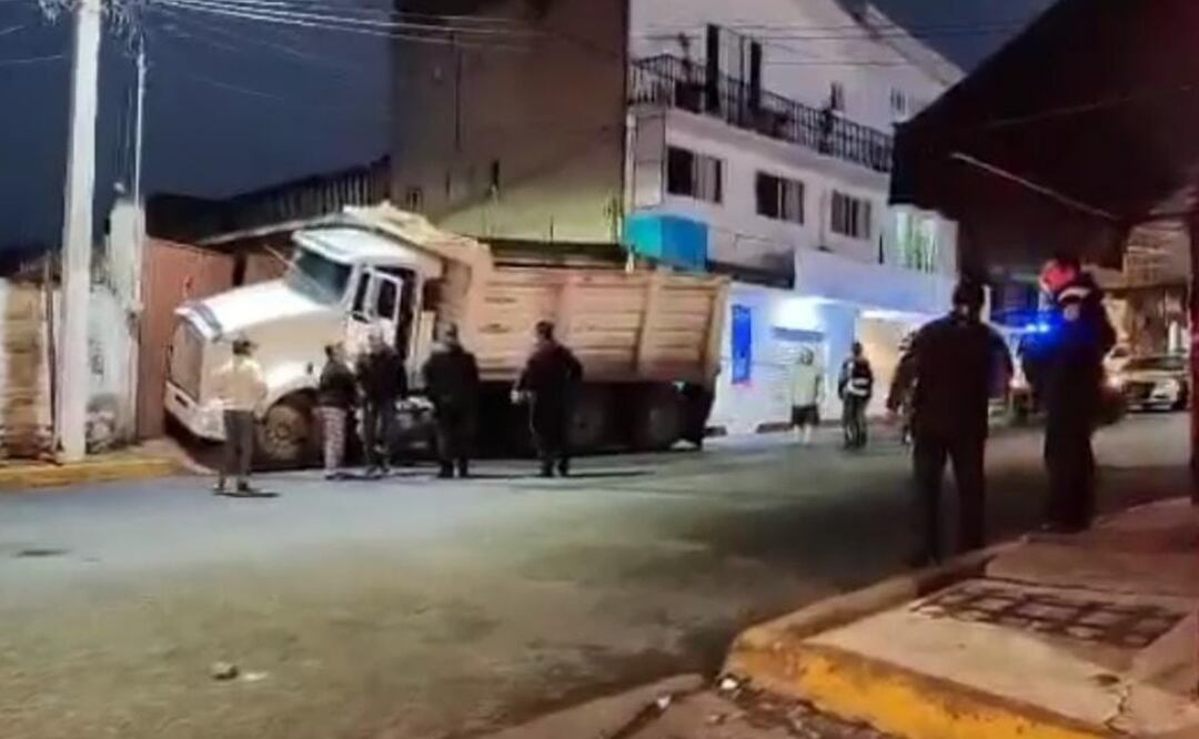 Camión se impacta contra domicilio en la Magdalena Contreras