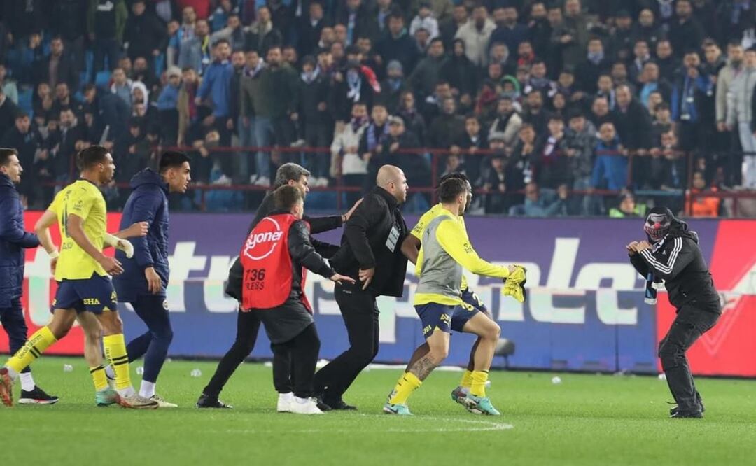 Aficionados saltan a la cancha para agredir a jugadores en Turquía 