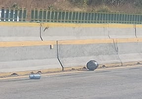 ¡Indignación total! Motociclista abandona a mujer herida y la deja morir en el asfalto