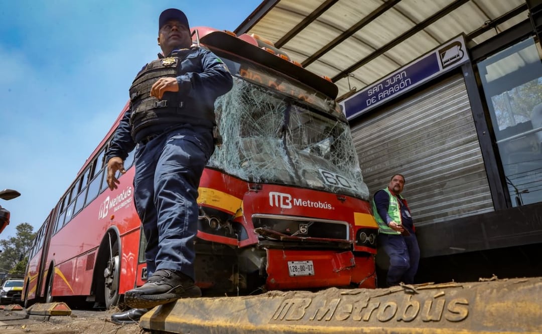 Choque entre unidades del Metrobús en Línea 5 deja 15 lesionados
Imagen: Luis Camacho I El Gráfico