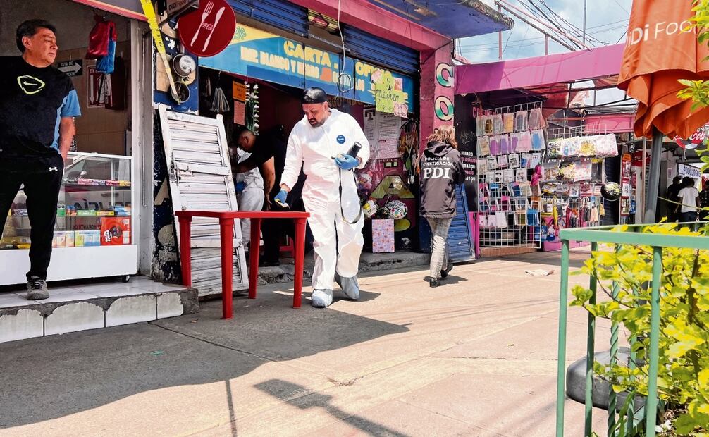 Peritos reúnen evidencias de los hechos en Iztapalapa. Foto: Osmar Alvarado  / EL GRÁFICO