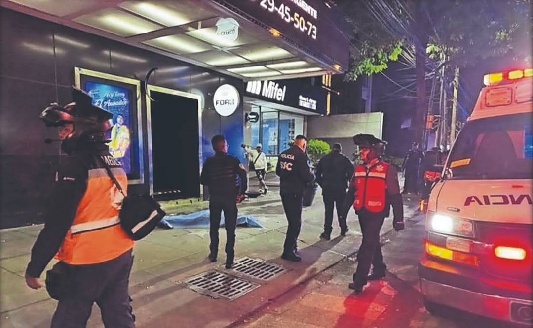Asesinan brutalmente a un hombre afuera de un bar en la Álvaro Obregón. Foto: (Especial)