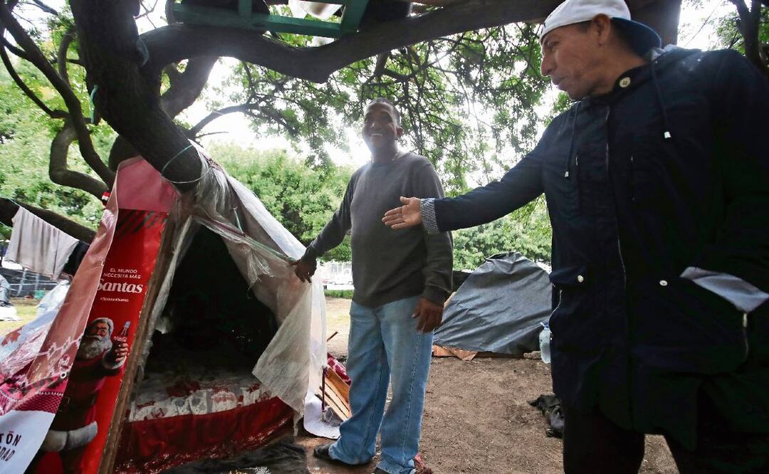 Migrantes encuentran su hogar en el camellón de insurgentes norte de la CDMX