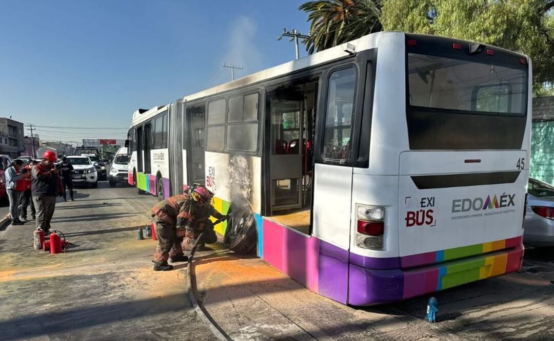 ¡Ya no pasa sólo en el Metro! Mexibús se incendia y desalojan a usuarios, en Ecatepec