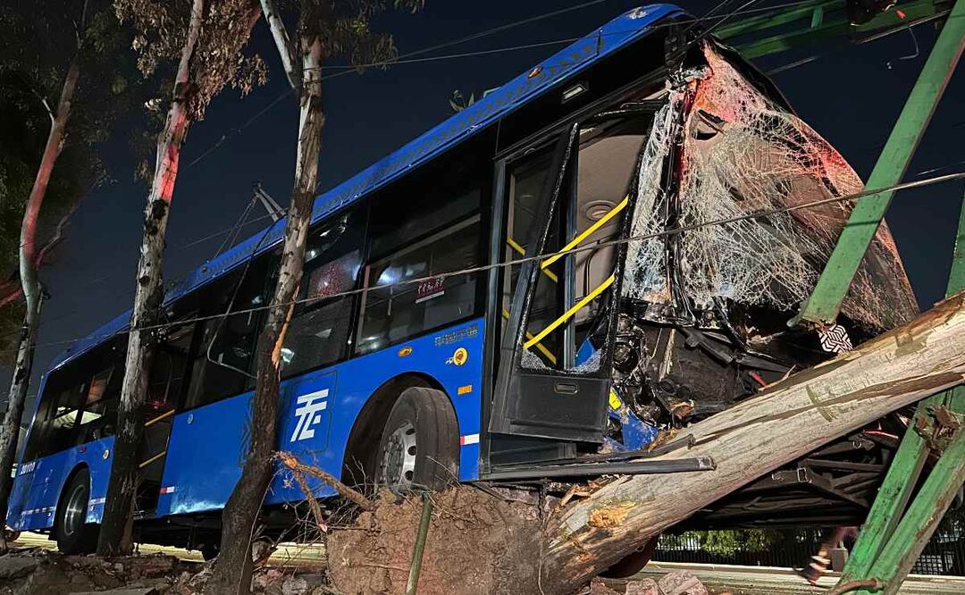 Trolebús de la L1 se impacta contra árbol en Eje Central, chofer pierde control por veloz