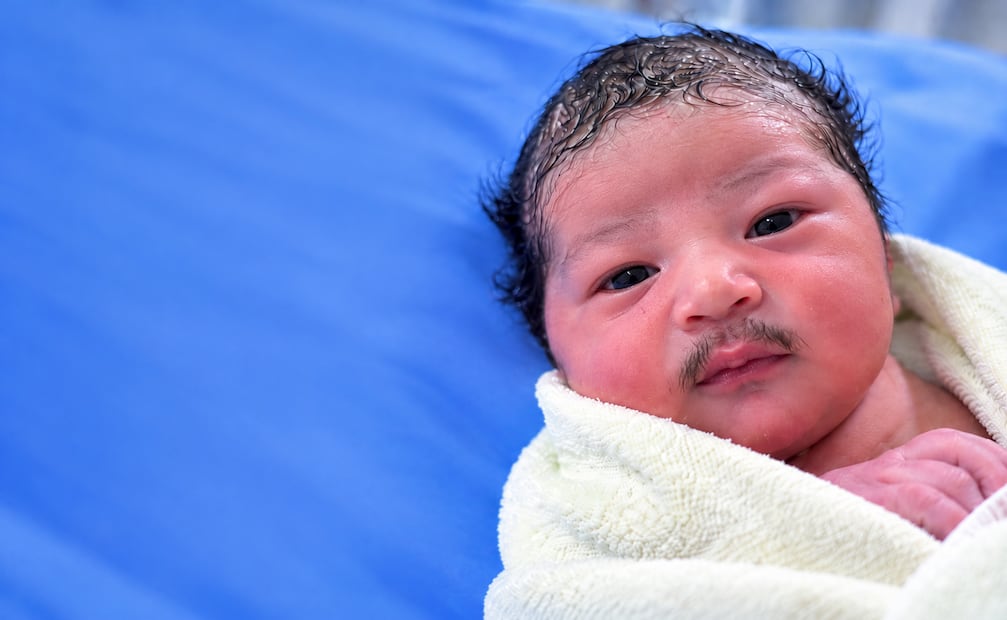 ¡Nació con más bigote que su papá! Bebé desata dudas por imagen viral
Foto: Redes Sociales