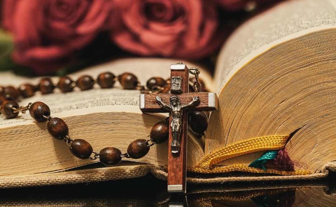 ¿Cómo se reza el Santo Rosario completo? Te explicamos paso a paso