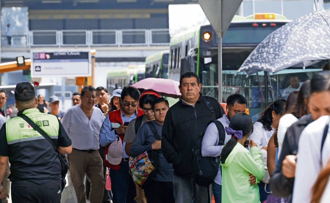 Tras el cierre parcial del tramo de las estaciones Lomas Estrella - Tláhuac del Sistema de Transporte Colectivo Metro, usuarios optan por ocupar el transporte provincial del RTP con paradas como Altlalilco, Culhuacán, San Andrés Tomatlán y Tláhuac. Foto: Karla Guerrero / EL GRÁFICO