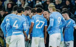 Jugador del Manchester City se retira del futbol por terminar una carrera en derecho