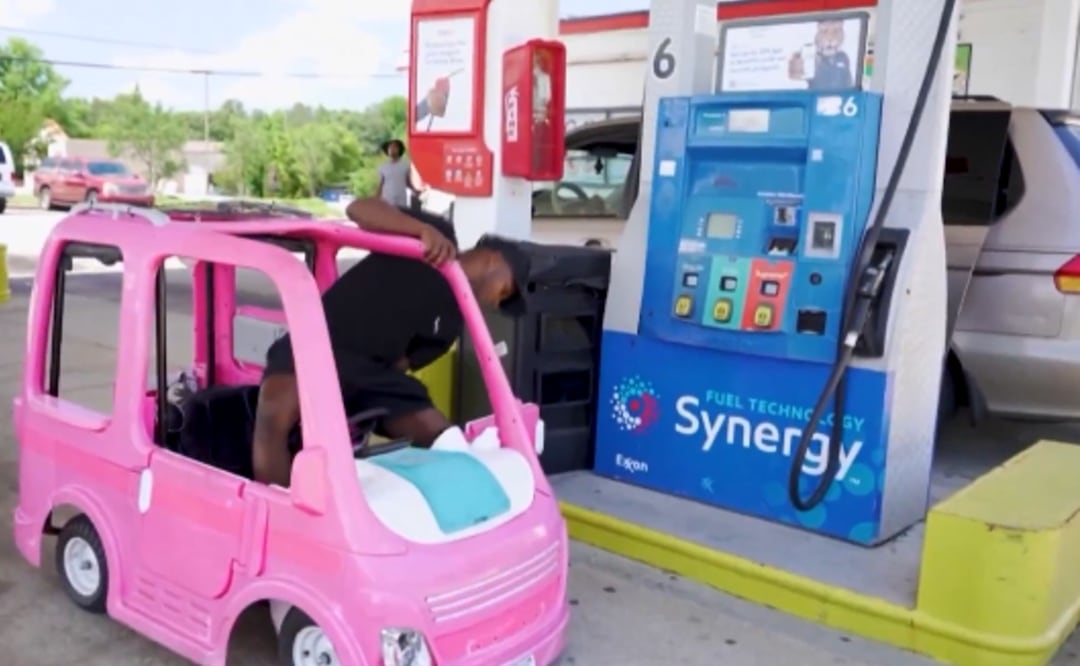 Convirtió una camioneta de Barbie en un auto real para ahorrar gasolina y se volvió viral (Foto: Captura de video)