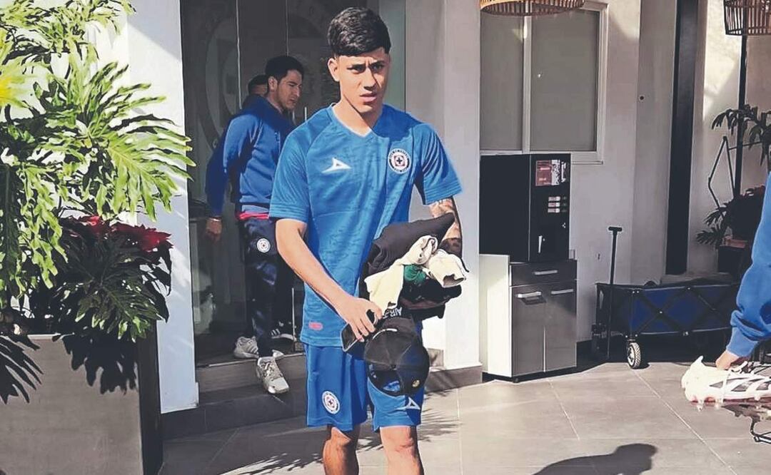 Omar Campos nuevo jugador del Cruz Azul, ya vistió el uniforme de entrenamiento