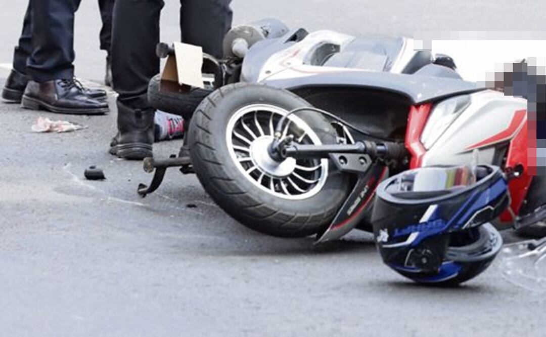 Mujer biker intenta ganarle a una pipa, pero maniobra mortal se la lleva al más allá