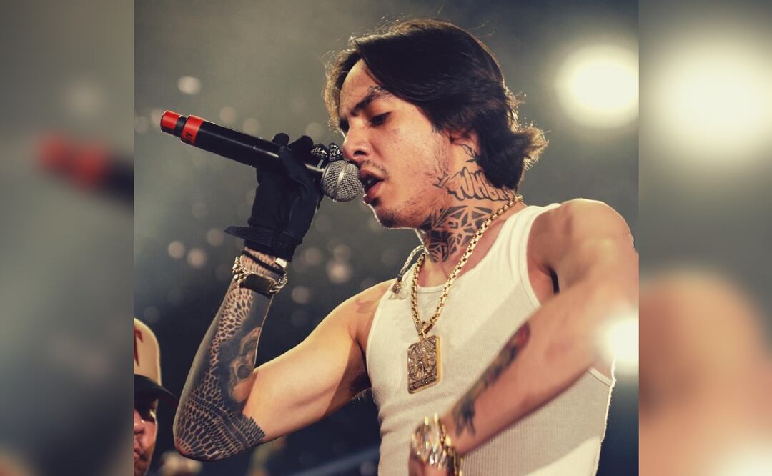 Video: Natanael Cano aplica el ‘teléfono tumbado’ y lanza equipo de fanática al suelo