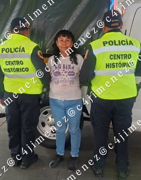 Mujer pone droga en un chocolate para robar a un señor en el Centro Histórico CDMX. Foto: (C4 Jiménez)