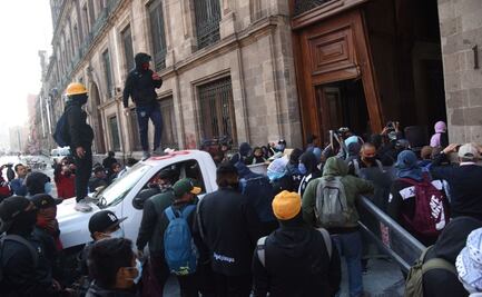 Normalistas de Ayotzinapa se manifiestan e intentan entrar a Palacio Nacional