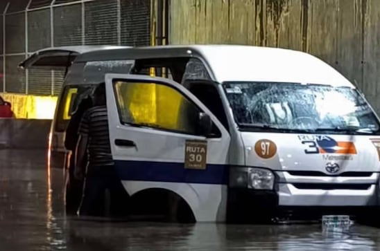 Lluvia los deja atrapados en combi y fuga de gas termina con sus vidas, en Tultitlán
