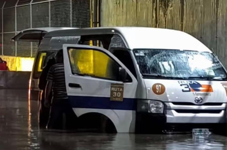 Lluvia los deja atrapados en combi y fuga de gas termina con sus vidas, en Tultitlán