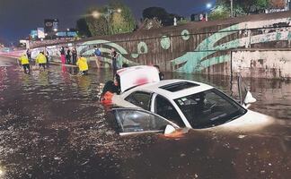 Gobierno de CDMX paga casi 24 millones por daños a autos tras inundaciones y caída de árboles