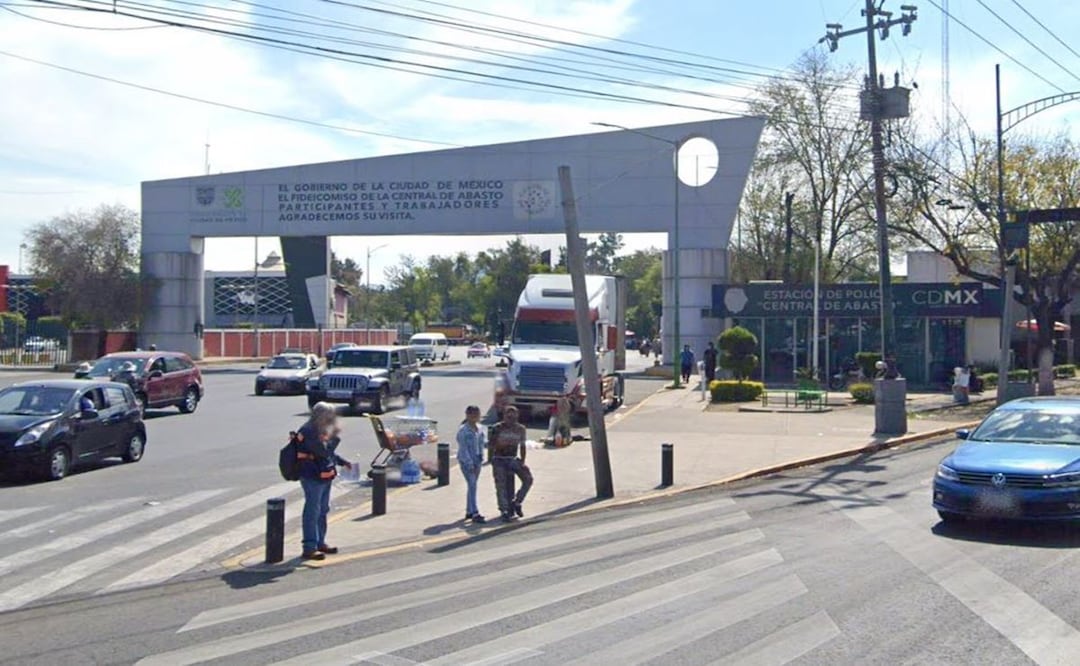 Horror en Iztapalapa: Hallan cuerpo brutalmente golpeado en plena banqueta