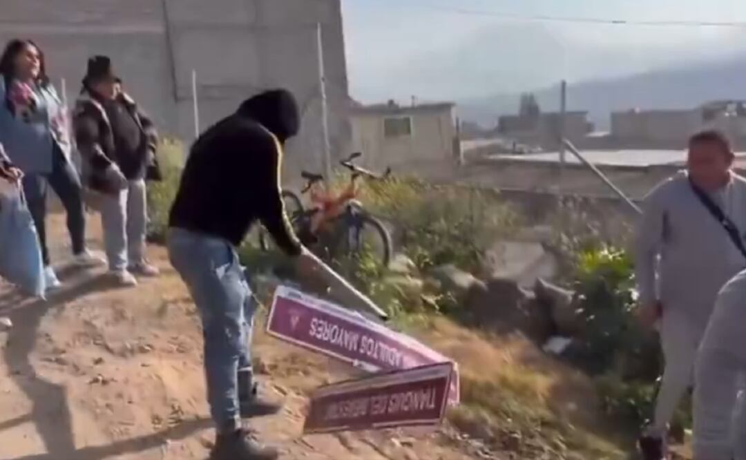 Vecinos inconformes de la colonia Cuarta Transformación derriban señalética