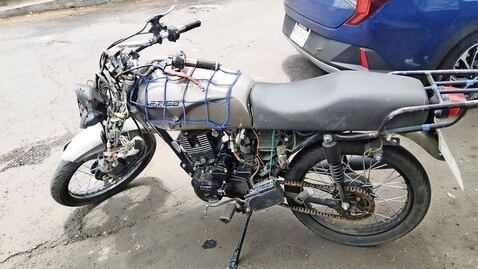 Biker sin casco casi se ve con San Pedro al chocar contra árbol en Tlalpan, ¿cómo la libró?