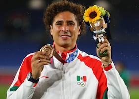 ¿Paco Memo galán de novela? Guillermo Ochoa no descarta cambiar la portería por los melodramas