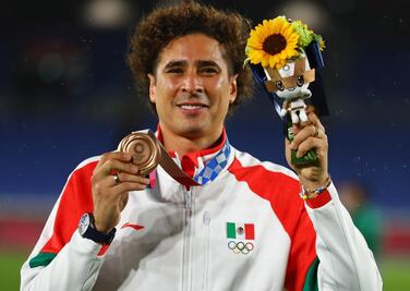 ¿Paco Memo galán de novela? Guillermo Ochoa no descarta cambiar la portería por los melodramas
