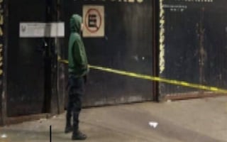 Ejecutan a dueño de negocio de autopartes y a una mujer tras salir de una taquería en la Doctores