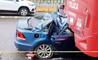 ¡Camión con defensa del PSG! Automóvil se estrella y queda prensado con un autobús en Toluca