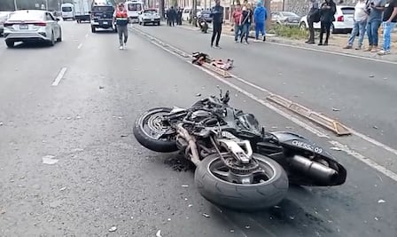 Motociclista a exceso de velocidad destroza medallón y causa lesión de una mujer en Tlatelolco