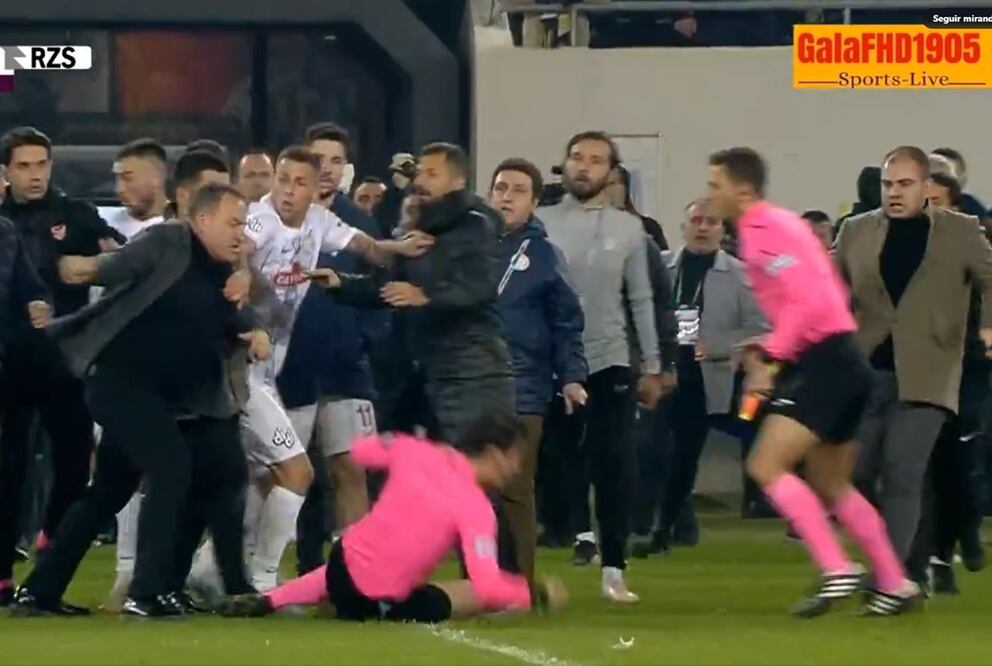 Directivo no soporta y desquita su furia a puño limpio contra árbitro