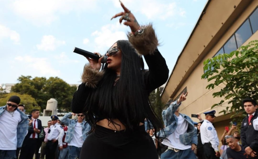 Bellakath lleva calaverita y 'Reggaeton Champagne' a alumnos del IPN