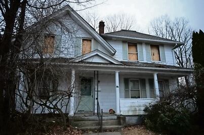 Madrastra lo encierra durante 20 años y provoca incendio para escapar, no lo dejaban ir al baño