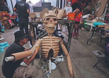 Artesanos de la CDMX llenan de color el Desfile de Día de Muertos con arte en cartonería