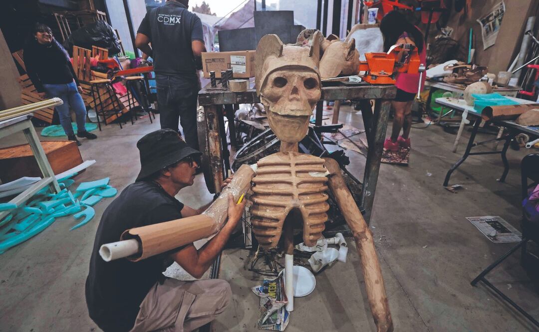 Artesanos de la CDMX llenan de color el Desfile de Día de Muertos con arte en cartonería
Imagen: GABRIEL PANO. EL GRÁFICO