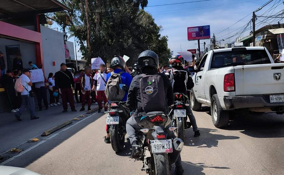 Bloquean vialidad en Coacalco para impedir liberación de conductor que mató a dos estudiantes