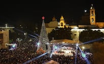 Tras dos años de guerra volvió la Navidad a Belén con el encendido de su árbol