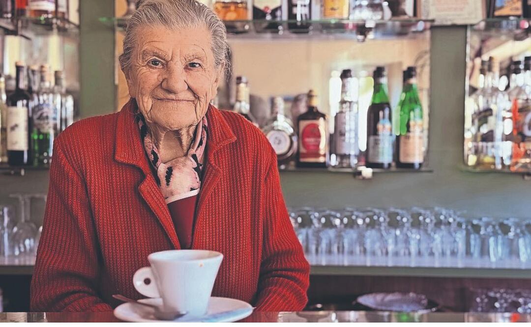 La barista más anciana de Europa. Foto: (El Clarín)