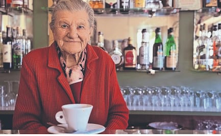 Nonna Anna, la barista más anciana de Europa: 100 años y aún trabaja 12 horas al día