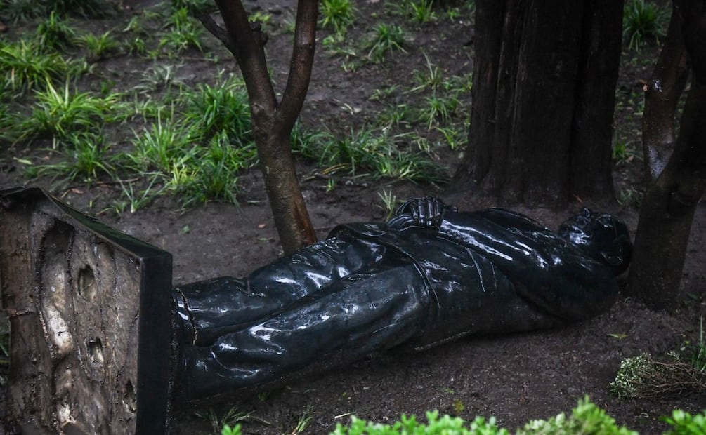 Estatua de Felipe Calderón sigue en el suelo mientras crece el Paseo de las Ancestras
Imagen: Cuartoscuro
