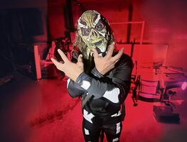 Difunto defiende su título del Rey del Inframundo en el Día de Muertos