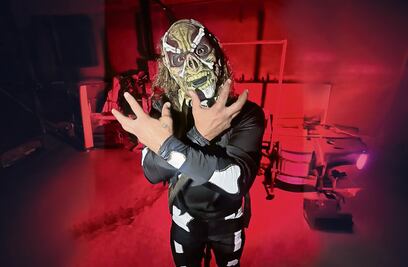 Difunto defiende su título del Rey del Inframundo en el Día de Muertos