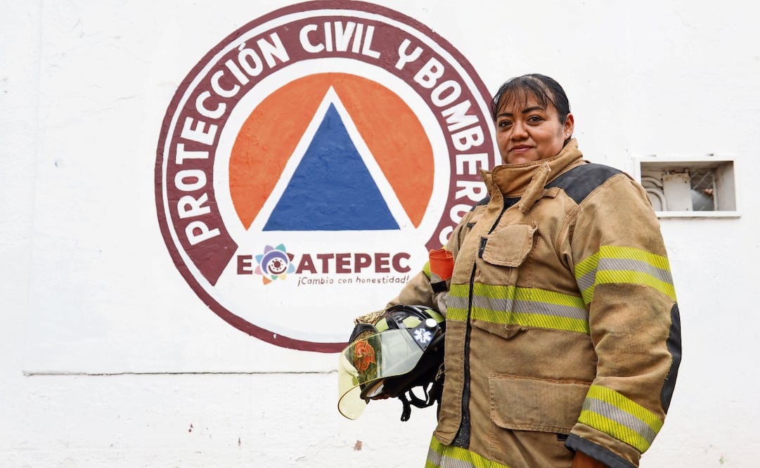 Entrevistas a bomberas de Ecatepec en una calle aledaña al Deportivo Emiliano Zapata. Foto: Karla Guerrero / EL GRÁFICO