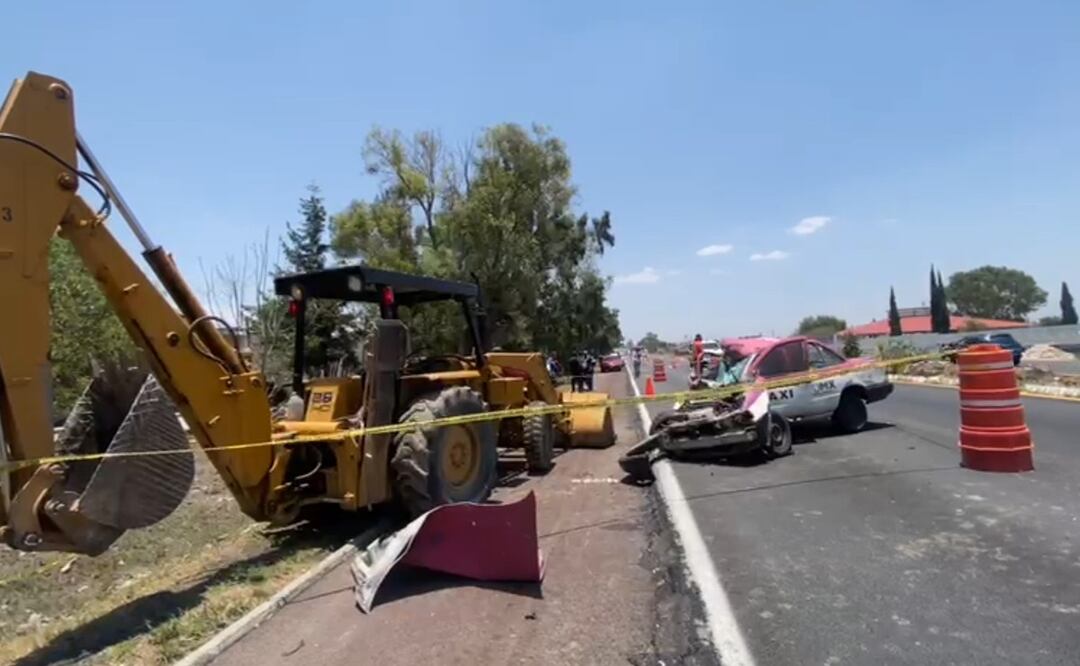 Taxi a exceso de velocidad choca con excavadora en Ecatepec, mujer ya no la contó