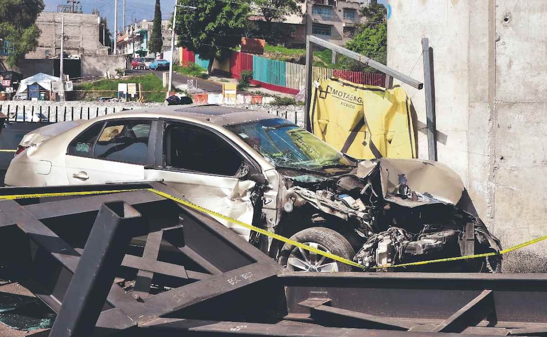 un hombre murió estampado contra un pilar de la México-Puebla. Foto: (Valente Rojas. El Gráfico)